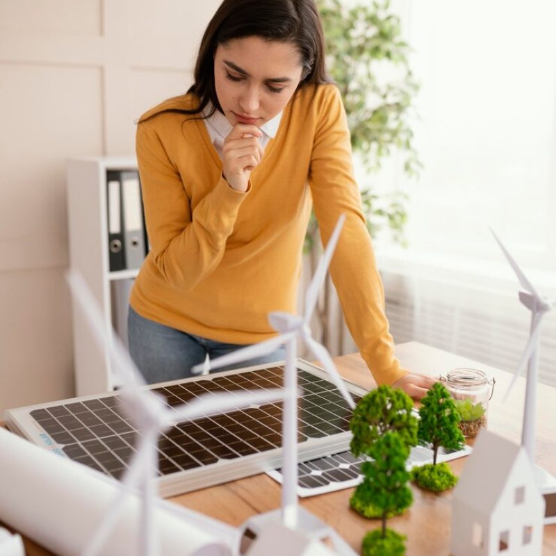 mujer oficina trabajando proyecto medio ambiente 23 2148894114
